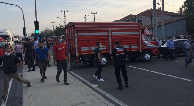 Edirne’de trafik kazası sonrası bir grup, yolu trafiğe kapattı