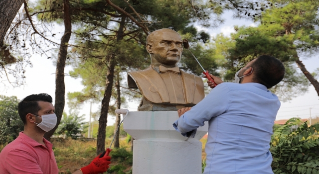 Edirne’de gönüllü gençler köy okullarındaki Atatürk büstlerinin bakımını yapıyor