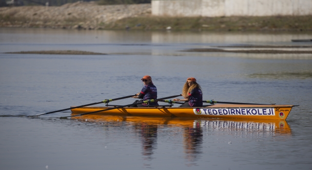 Edirne’nin ilk kürek sporcuları Meriç Nehri’nde antrenman yaptı