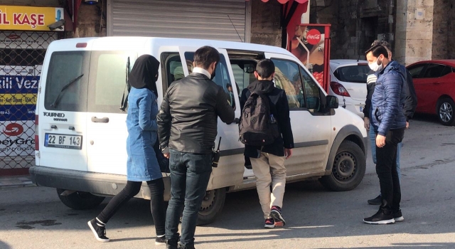 İstanbul’da haklarında kayıp ilanı olan iki çocuk Edirne’de boş sokaklarda gezerken bulundu 