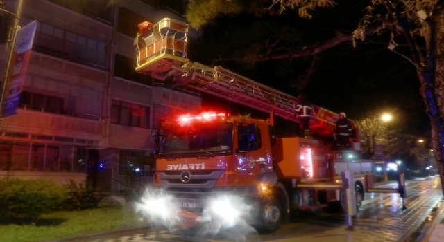 Kırklareli’nde çağrılan sağlık ekiplerine kapıyı açamayan kişinin yardımına itfaiye yetişti