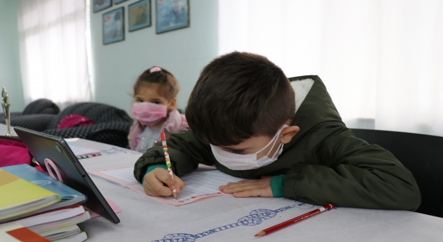 EBA destek noktasına dönüştürülen köy muhtarlığı çocukların hizmetinde