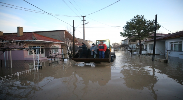 Kırklareli’nde belediye ekipleri ve vatandaşlar mahsur kalan hayvanları kurtarmak için seferber oldu