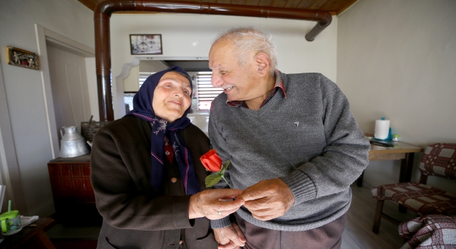 Evliliklerinde yarım asrı geçiren çiftler birbirlerine duydukları sevgi, saygı ve aşklarıyla örnek oluyor