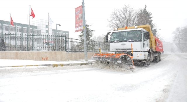 Edirne’de sınır kapılarına giden yollarda karla mücadele sürüyor