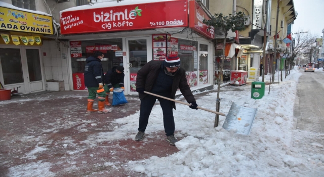 Keşan Belediye Başkanı Helvacıoğlu ekiplerle kar küredi