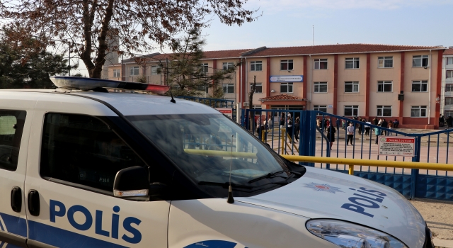 Edirne’de polis teneffüse çıkan çocukları Kovid19 tedbirlerine uymaları yönünde uyardı