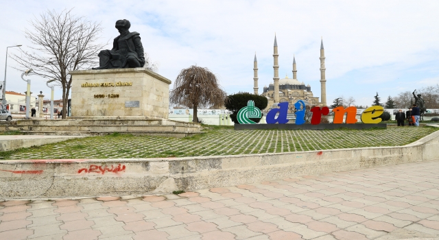 Edirne’de ”altın üçgendeki” heykel ve duvarlara sprey boyayla zarar veren şüpheliler bıraktıkları el izinden bulunacak