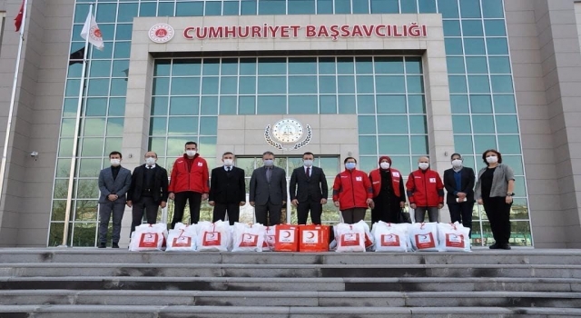 Kızılay’dan yükümlülerin çocuklarına giysi yardımı 