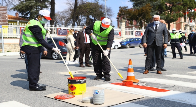 Trakya’da ”Yaya Önceliği Kırmızı Çizgimizdir” projesi kapsamında yaya geçitleri kırmızıya boyandı