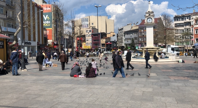 Çorlu’da vatandaşlar park ve bahçelerde yoğunluk oluşturdu