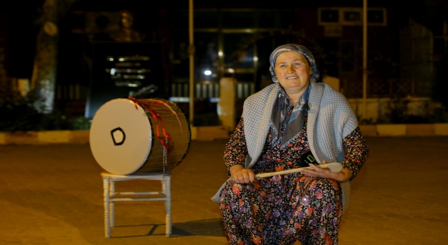 Köyün ”davulcu ablası” manileriyle sahura uyandırıyor