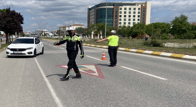 Edirne’de trafikte cep telefonuyla konuşan sürücülere ceza yazıldı