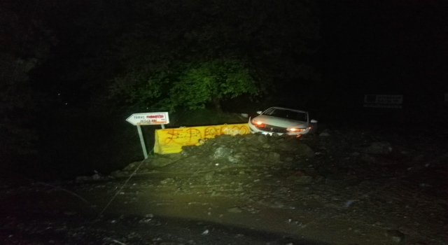 Tekirdağ’da sağanak nedeniyle düşen kayalar yolu kapattı