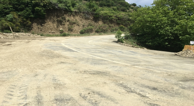 Tekirdağ’da sağanak nedeniyle düşen kaya parçalarının kapattığı yol ulaşıma açıldı