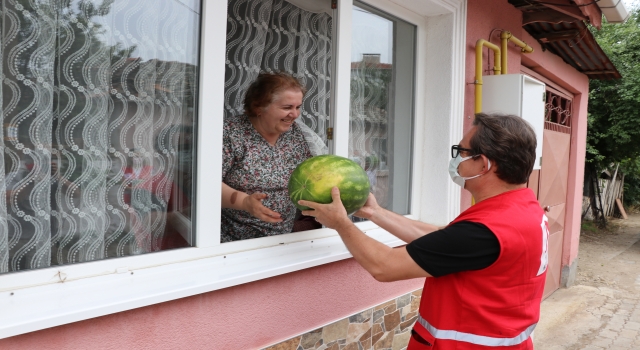 Türk Kızılay üreticilere destek için iş adamlarının yardımıyla aldığı 16,5 ton karpuzu Edirne’de dağıttı