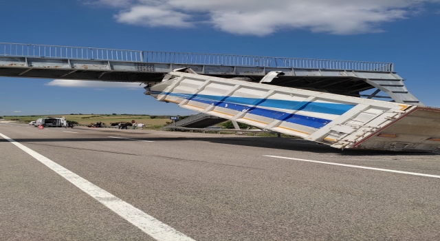 Tekirdağ’da tırın seyir halindeyken açılan dorsesi üst geçide çarparak asılı kaldı