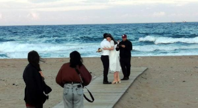 Kıyıköy sahili çiftlerin doğal fotoğraf stüdyosu oldu