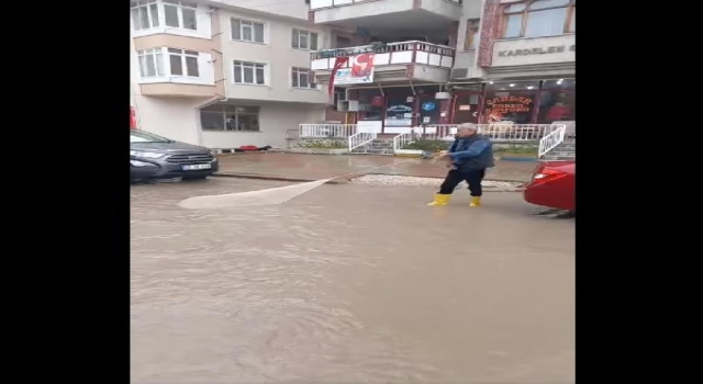 Edirne’de ’altyapı yetersizliği’ tepkisi; su dolu caddeye ağ attılar