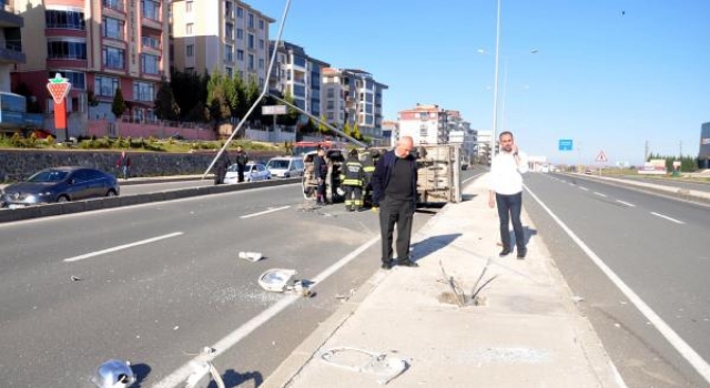 Kamyonetin refüjdeki direğe çarptığı kaza kamerada: 1 yaralı