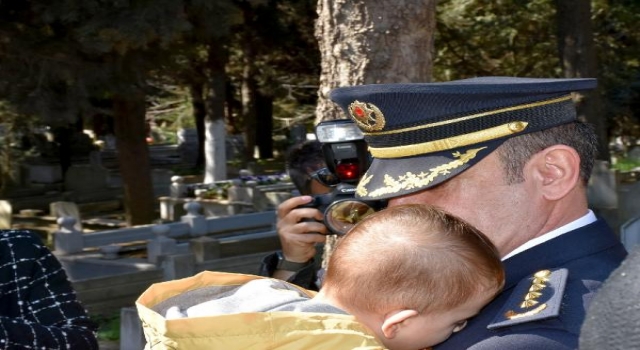 Emniyet müdürü, şehit oğlu Yağız’a kucağındayken öptüğü rozetini verdi