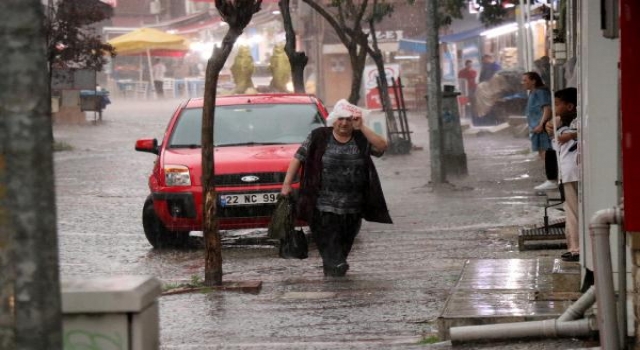 Edirne’de sağanak yağış, sürücülere ve yayalara zor anlar yaşattı