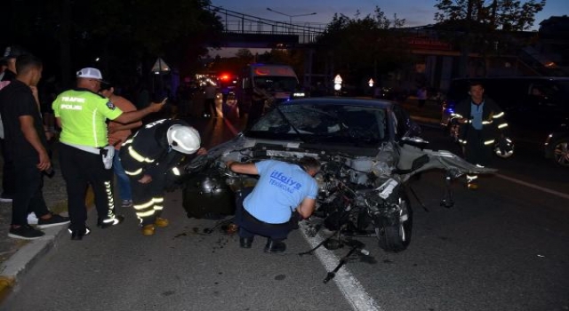 Direğe çarpan otomobilin motoru yerinden fırladı: 6 yaralı