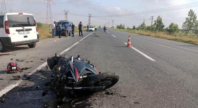 Hafif ticari araçla çarpışan motosiklet sürücüsü ağır yaralandı