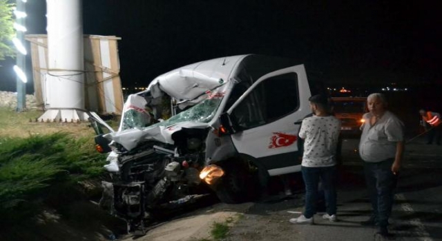 Servis minibüsü beton mikseri ile çarpıştı: 13 yaralı