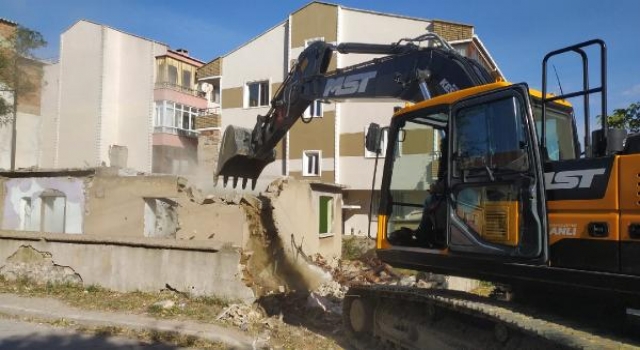 Keşan’da madde bağımlılarının mesken tuttuğu metruk bina yıkıldı