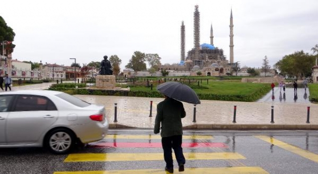 Edine’de yağmur etkili oldu