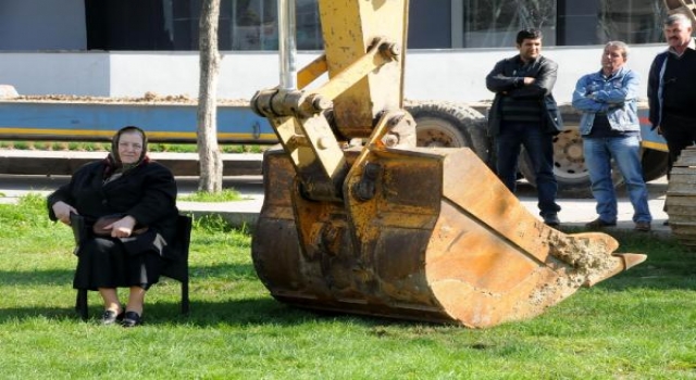 Kepçenin önüne oturup, parkın yıkımını engelleyen ’Kıymet Teyze’, hayatını kaybetti