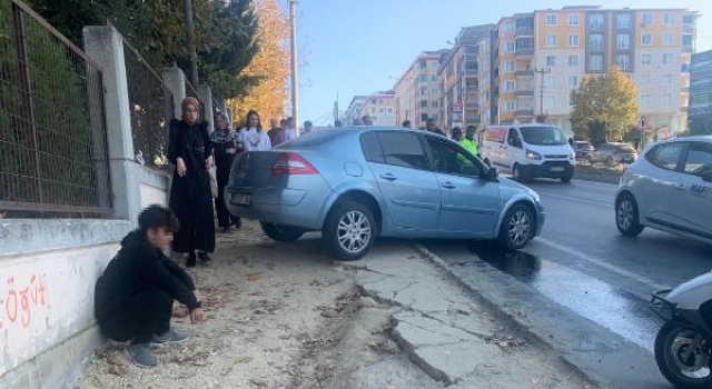 Ehliyetsiz liselinin kullandığı otomobil, kaldırımda yürüyen liseliye çarptı