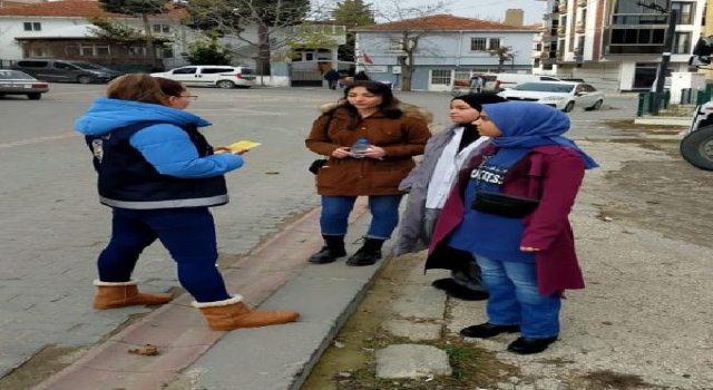 Polis, pazaryerinde esnaf ve vatandaşları KADES hakkında bilgilendirdi