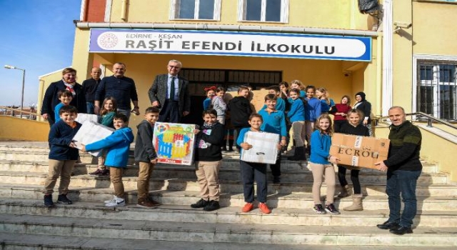 İlkokul öğrencileri, ihtiyaç sahipleri için kıyafet ve eşya bağışladı