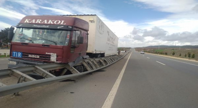 Keşan’da lastiği patlayan TIR, bariyerlere çarptı