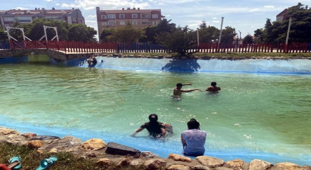 Edirne’de çocuklar suni gölete girip serinledi