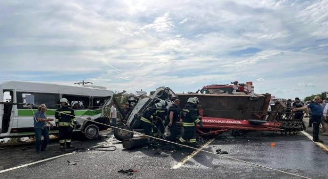 Tekirdağ’da vinçli kamyon yolcu minibüsüne çarptı: 3’ü ağır 12 yaralı