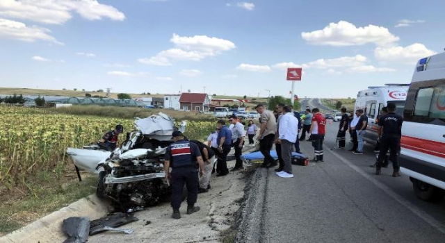 Edirne’de otomobilin traktöre çarptığı kaza kamerada; 1 polis öldü, 2’si polis 5 yaralı