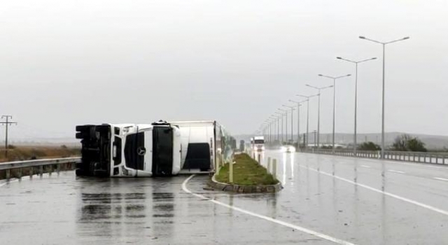 Edirne’de kuvvetli rüzgar, TIR devirdi