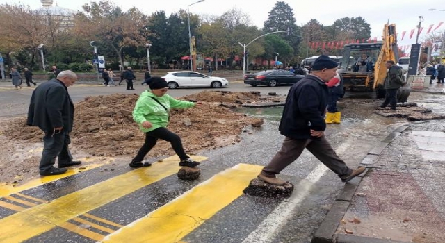 Bulvarda arızalanan borudan sızan su, zor anlar yaşattı