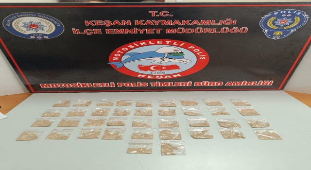 Polisi görünce iç çamaşırındaki uyuşturucuyu çöpün altına attı