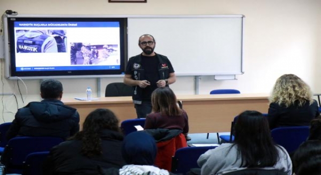 Edirne’de polisten üniversite öğrencilerine ’bağımlılıkla mücadele’ eğitimi