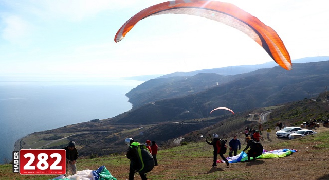 Uçmakdere'de adrenalin tutkunlarının yamaç paraşüt keyfi