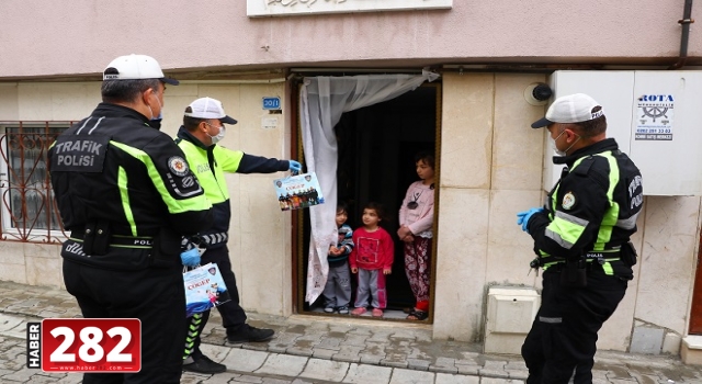 Tekirdağ'da polis evden eve dolaşıp çocuklara hediye dağıttı