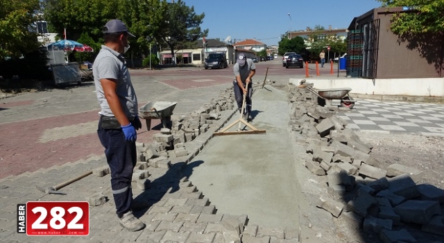 Ergene’de Kilitli Parke Taş Yol ve Kaldırımlar Onarılıyor