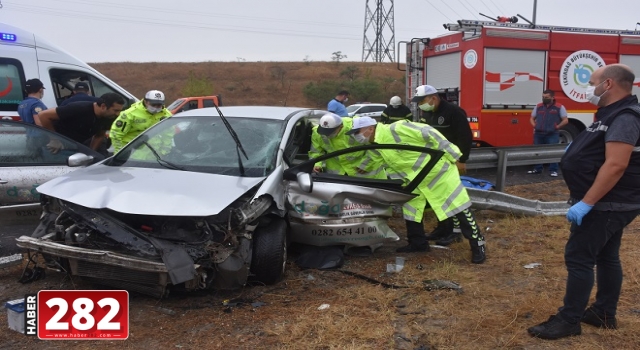 Tekirdağ'da otomobil bariyere çarptı: 1 ölü, 2 yaralı