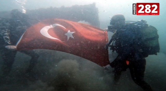 TEKİRDAĞ Şarköy açıklarında batık gemiye dalıp Türk bayrağı açtılar