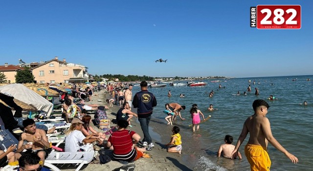 Tekirdağ'da sahiller doldu; jandarma dronla uyarı anonsları yaptı