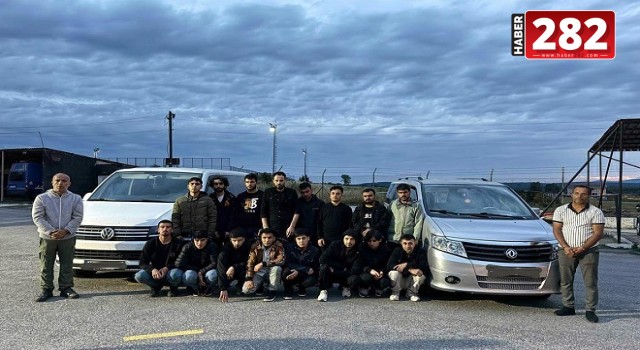 Tekirdağ'da takiple durdurulan minibüslerde 15 kaçak göçmen ile 3 organizatör yakalandı